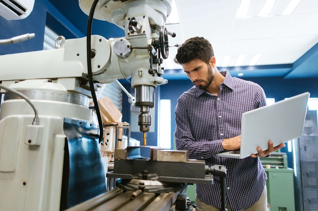 Ingenieur kalibriert Bohrer
