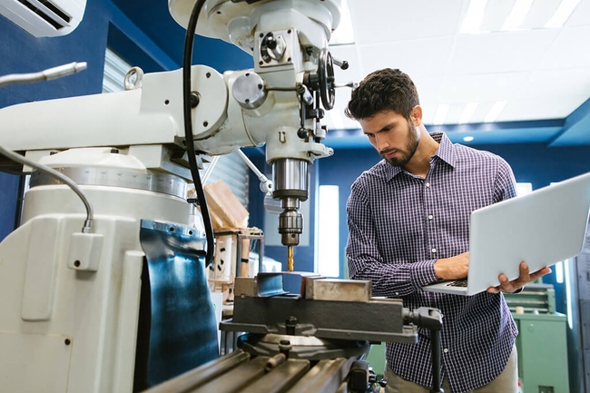 Ingenieur kalibriert Bohrer