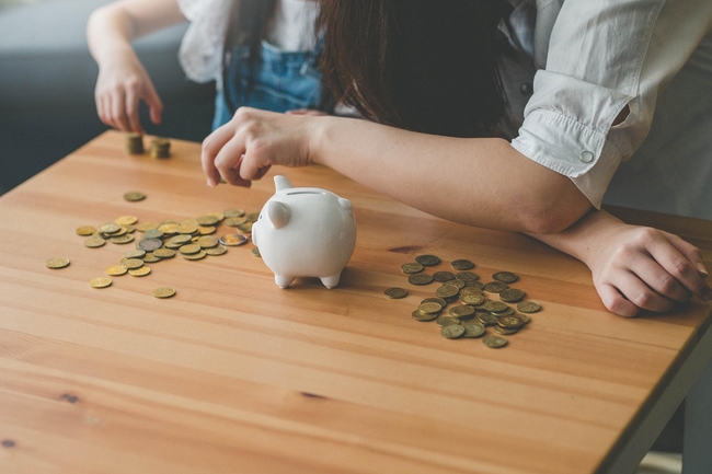 Familie zählt Geld