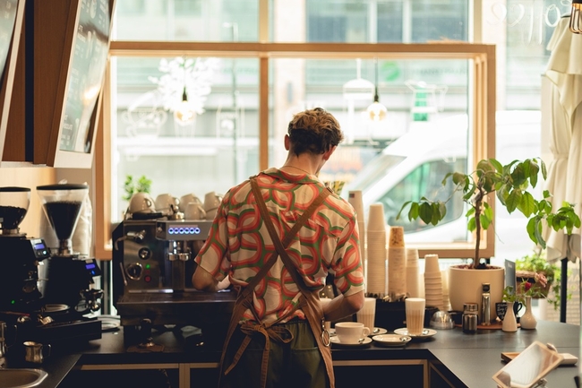 Eine Person arbeitet in einem Café