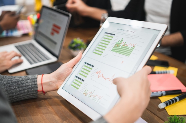 Personen arbeiten in einem Workshop mit Daten auf Tablets