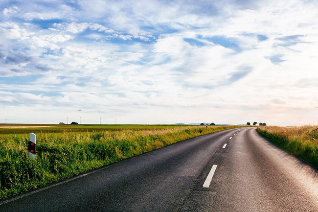 Straße führt zum Horizont