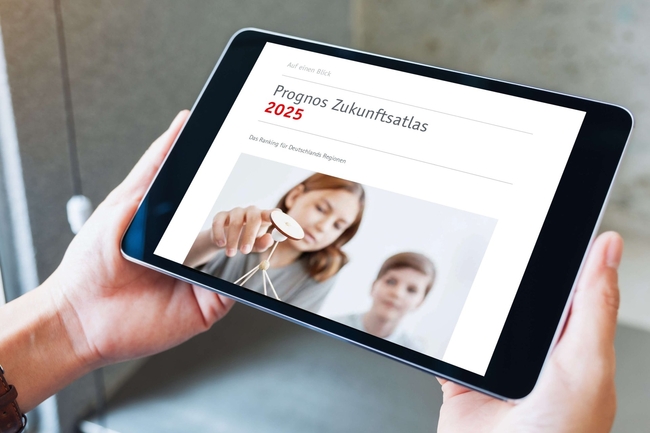 Hände halten Tablet, auf dem der Zukunftsatlas 2025 zu sehen ist