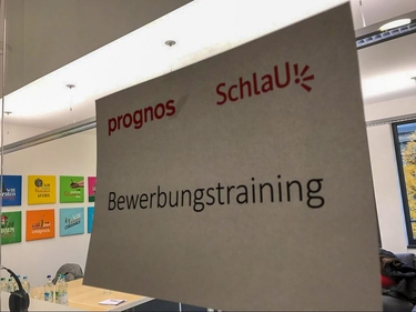 Schild  mit der Aufschrift Bewerbungstraining an ener Bürotür