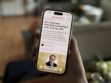 Ein Handelsblatt-Artikel ist auf einem Handy zu sehen.