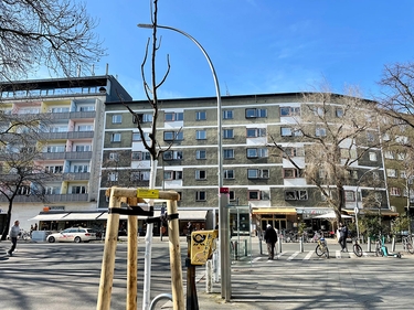 Blick auf junge Linda am Savignyplatz 