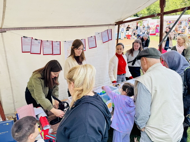 Prognos Mitarbeitenden an einem Info-Stand beim Berliner Demokratietag