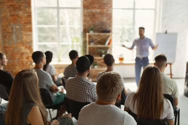 Blick auf Teilnehmerinnen und Teilnehmer eines Workshops 