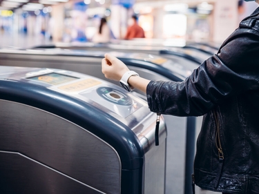 Smartwatch kontaktloses Bezahlen. Mit intelligenter Uhr an der U-Bahn-Station zu bezahlen.