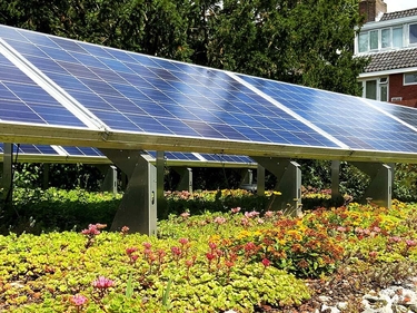 Eine begrünte Dachfläche mit Solaranlagen 