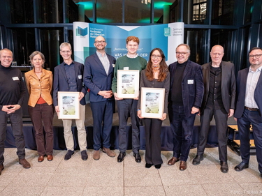 Gruppenfoto Essaypreis Wirtschaft und  Demokratie 2025