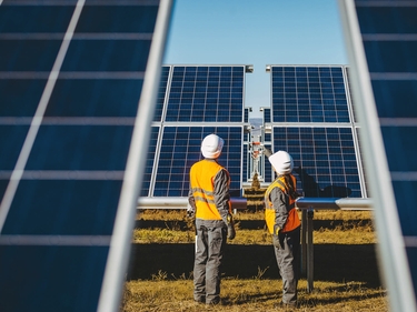 Fachkräfte prüfen eine Solaranlage 