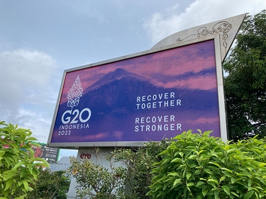 Ein großes Werbeschild kündigt den G20-Gipfel in Bali an