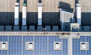 Lagerhalle mit PV-Anlage auf dem Dach.