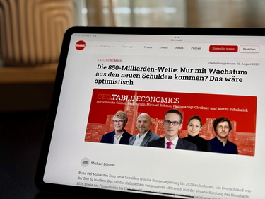 Blick auf ein Tablet, dass die neueste Kolumne von Dr. Michael Böhmer zeigt