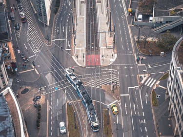 Blick von oben auf eine Straßenkreuzung