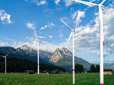 Windkraftanlagen zur Energieerzeugung in einer Almhütte in den bayerischen Bergen
