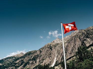 Schweizer Flagge weht am Himmel