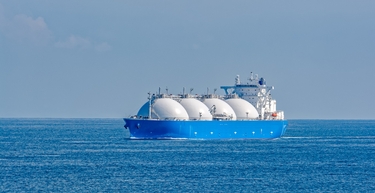 Ein Tanker für Flüssigerdgas (LNG) passiert die Straße von Singapur.