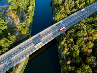 Blick von oben auf eine Autobahnbrücke