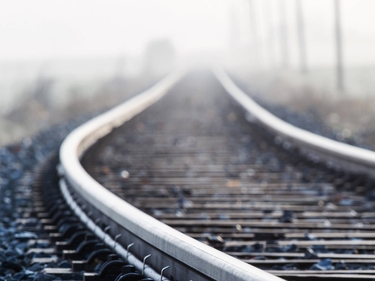 Einspurige Bahnlinie im Morgennebel