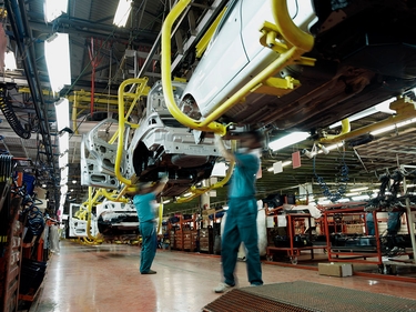 Blick in eine Fabrik die Autos produziert