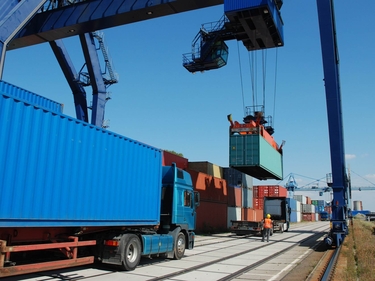 Container die auf LKWs verladen werden