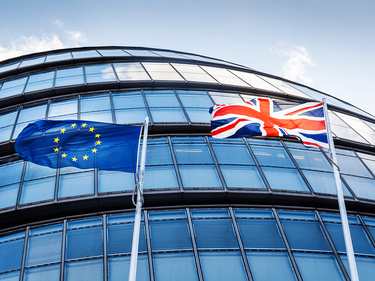 Europäische und britische Flagge
