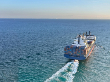 Containerschiff fährt über den Ozean 