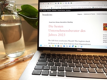 Laptop, auf dem die Seite von brand eins zu sehen ist