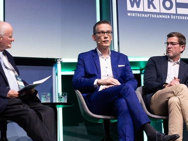 Michael Böhmer auf in einer Paneldiskussion auf dem Podium 