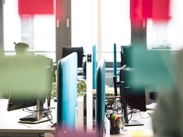 Büro mit Computern, Klebezettel an einer Glaswand