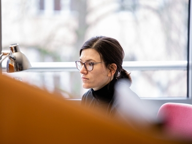 Person arbeitet konzentriert am Computer