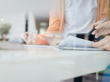 Zwei Personen besprechen ein Dokument