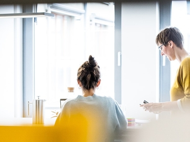 Zwei Personen arbeiten konzentriert zusammen