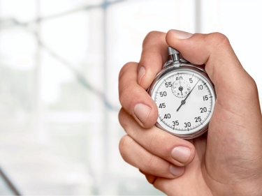 Stoppuhr in der Hand einer Person