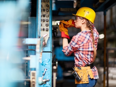 Junge Handwerkerin bei der Arbeit