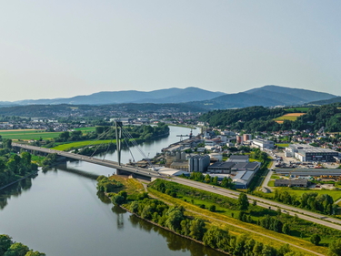 Ein Drohnenfoto zeigt den Landkreis Deggendorf in Bayern von oben. 