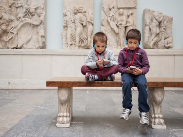 Zwei Kinder mit Audioguide im Museum 