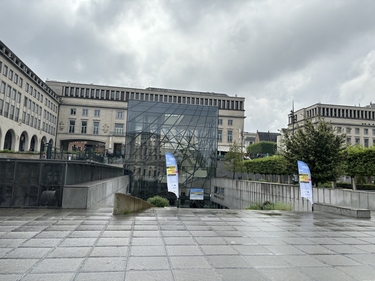 Der Eingang zur European Cluster Conference mit Aufstellern und Gebäuden im Hintergrund