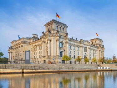 Bundestagsgebäude von hinten mit Fluss im Vordergrund