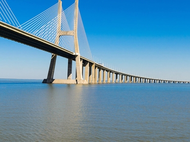 Brücke die über einen Fluss führt