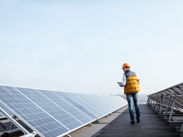 Installateur prüft eine PV-Anlage