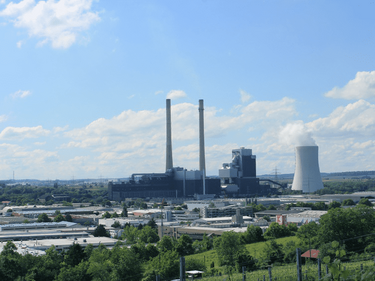 Kraftwerk in Heilbronn mit blauem Himmel
