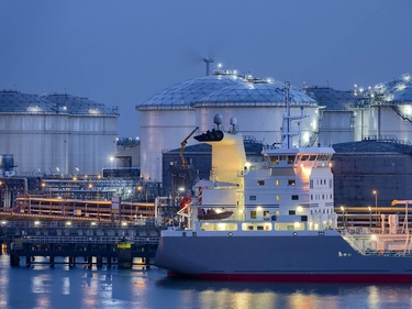 LNG-Terminals in der Dämmerung