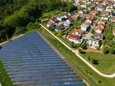 Kleinstadt mit einer Solaranlage