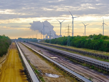 Autobahnen, im Hintergrund Stromleitungen, Windkraftanlagen und Industrie