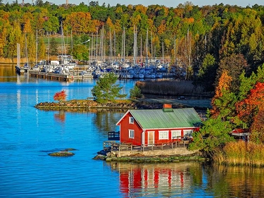 Rotes Haus am felsigen Ufer der Insel Ruissalo, Finnland
