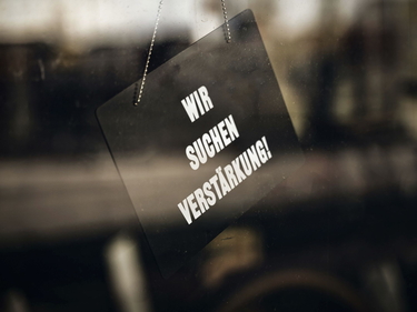 Schild "Wir suchen Verstärkung"