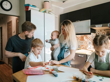 Familie zuhause in der Küche